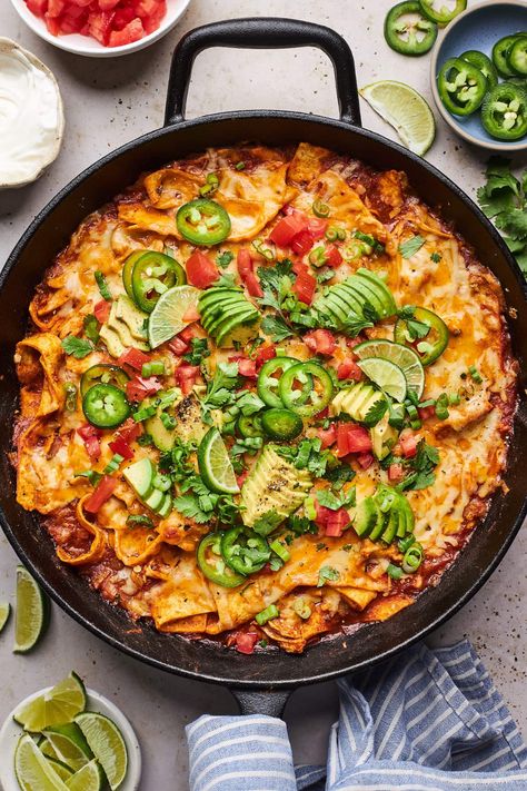 Skillet Chicken Enchiladas Skillet Enchiladas, Enchiladas Chicken, Chicken Enchilada Skillet, Chicken Dishes Easy, Chicken Skillet Recipes, Skillet Dishes, Favorite Dinner, Skillet Dinners, Chicken Enchilada Recipe