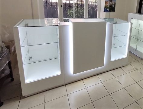 ESPECIFICACIONES ·         Estructura en Melamina 15 mm color por definir, marca Masisa ·         Medidas 160 x 140 largo 50 profundidad 110 altura ·         Enchape exterior en Formalita Lamitech color por definir ·         Incluye Vitrina con iluminación interior para exhibir productos. ·         Incluye modulo interior con 2 puertas y cerradura. ·         Incluye aplicación frontal con retroiluminación Led. ·         Medidas 155 largo 80 profundidad 115 altura ·         DISEÑO PERSONALIZADO Dental Design Interior, Mobile Shop Design, Shop Counter Design, Pharmacy Decor, Jewelry Store Displays, Luxury Ceiling Design, Modern Tv Unit Designs, Store Shelves Design, Reception Desk Design