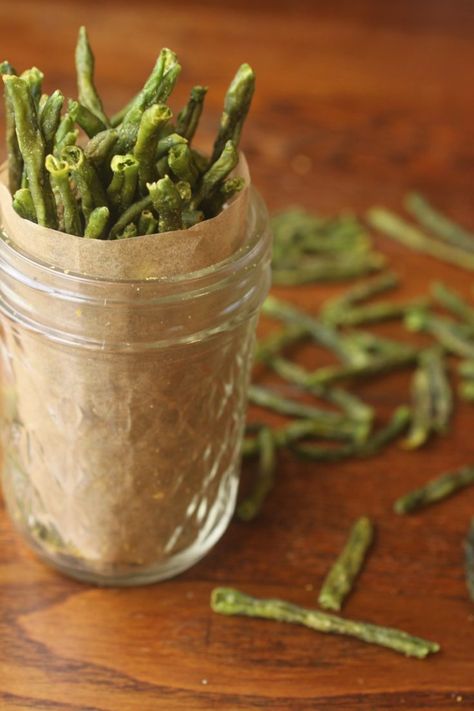 These Crispy Green Bean Chips a great healthy snack that's easy to make and a great way to get veggies into your diet | healthy green bean chips | paleo veggie snack | low carb veggie snack | Whole New Mom || #paleo #keto #AIPreintro #AIP #lowcarb #glutenfree #wholenewmom Green Bean Chips, Green Beans Chips, Low Carb Veggie, Crispy Green Beans, Bean Chips, Veggie Chips, Diet Healthy, Paleo Snacks, Dehydrated Food