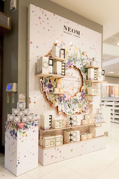 (1) Neom Organics | Christmas Wreath Pop-up Shops & Window Display | Peter Jones, Sloane Square/ Selfridges, Manchester | 2019 | The Dots Christmas Wreath Display, Spa Window Display, Fsdu Display Design, Display Design Shop, Gift Display Ideas, Christmas Pop Up, Pop Up Booth Display Ideas, Christmas Store Displays Retail, Pop Up Store Display