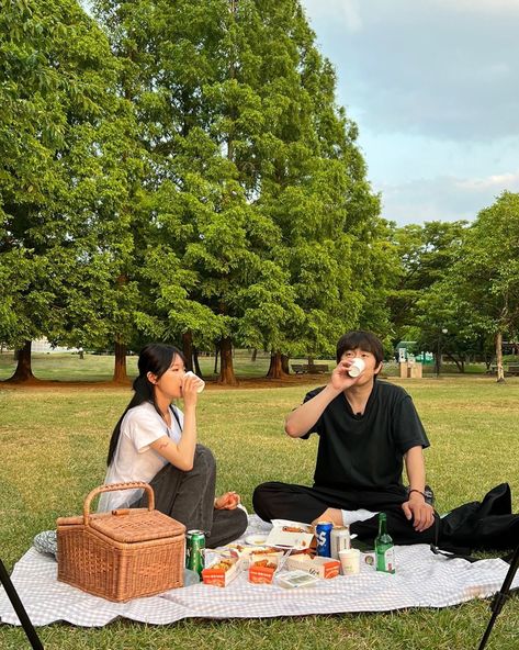 Japan Date Aesthetic, Taman Date, Picnic Date Reference, Date Pictures Aesthetic, Picnic Prewedding, Park Date Ideas, Picnic Date Aesthetic, Ong Fam, Casual Prewedding