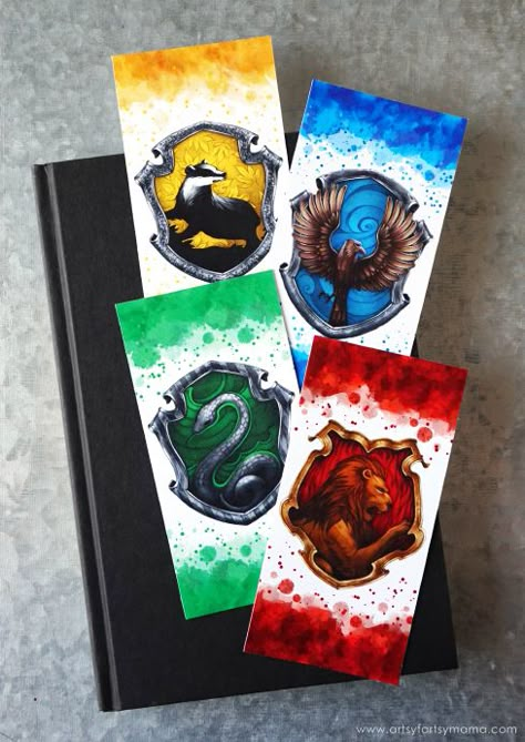 Free Printable Harry Potter Hogwarts House Bookmarks to save your spot with your favorite Hogwarts House! Free Printable Harry Potter, Harry Potter School Supplies, Harry Potter Weihnachten, Harry Potter Kostüm, Printable Harry Potter, Harry Potter Printables Free, Harry Potter Free, Harry Potter Bookmark, Imprimibles Harry Potter