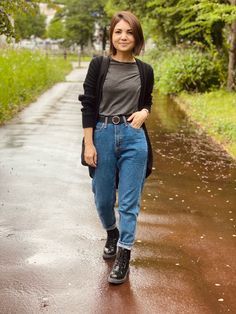 Grunge In Your 30s, Rock Mom Outfits, Doc Martens Mom Jeans Outfit, Outfit Inspo 30s, Hipster Mom Outfits, Style Inspiration For Curvy, Weekend Looks Women Casual, Jeans Dr Martens Outfit, Alternative Mom Style