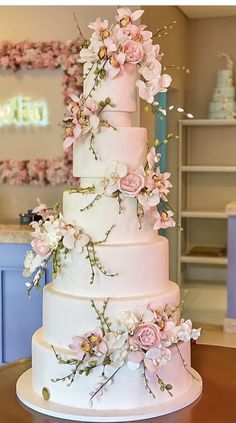 Modern Wedding Cake Structures, Wedding Cakes With Real Flowers, Xv Cakes Ideas, Flower Cake Design, Wedding Cake Setting, Fancy Wedding Cakes, Extravagant Wedding Cakes, Cake Structure, Wedding Cake Display