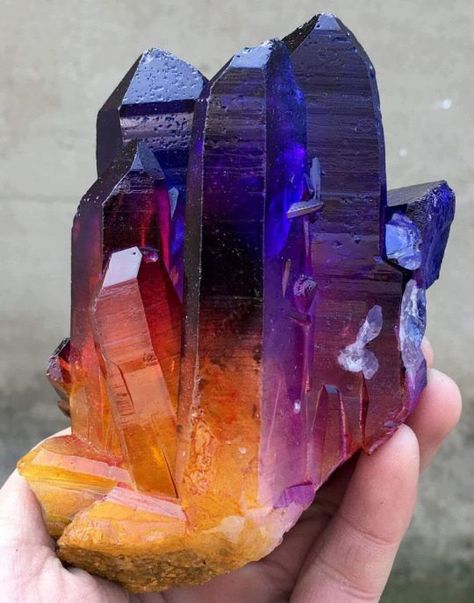 A beautiful rainbow aura quartz Kristina Webb, Rainbow Aura Quartz, Rainbow Aura, Rainbow Quartz, Pretty Rocks, Cool Rocks, Bohol, Beautiful Rocks, Mineral Stone