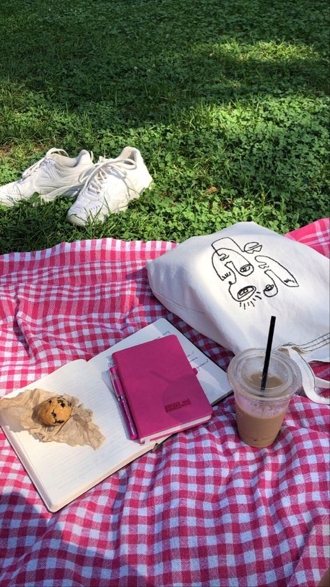 Picnic Photo Inspiration, Coffee Picnic Aesthetic, Simple Picnic Aesthetic, Daily Life Aesthetic Photos, Picnic Book Aesthetic, Solo Picnic Aesthetic, Solo Picnic Ideas, Picnic Instagram Story, Girls Picnic Aesthetic