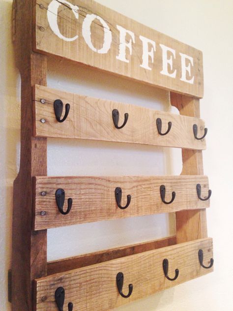 Diy Coffee Cup, Kaffe Bar, Projek Diy, Coffee Cups Diy, Diy Coffee Bar, Coffee Cup Holder, Coffee Nook, Dekor Diy, Pallet Decor