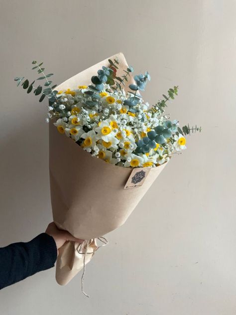 Daffodil Bouquet, Wildflower Watercolor, Narcissus Flower, Flower Bouquet Diy, Fresh Flower Bouquets, Boquette Flowers, Flower Bucket, Nothing But Flowers, Flowers Bouquet Gift