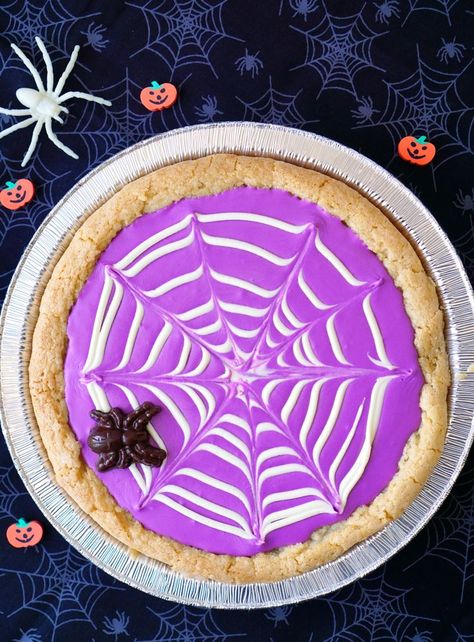 This quick and easy Spiderweb Cookie Pizza is a super fun and yummy idea for Halloween! Whip up this adorable semi-homemade recipe in no time at all! Creepy Halloween Cupcakes, Halloween Rice Krispies, Chocolate Spiders, Halloween Snack Mix, Cracker Toffee, Cute Creepy, Idea For Halloween, Rice Krispies Treats, Cookie Pizza