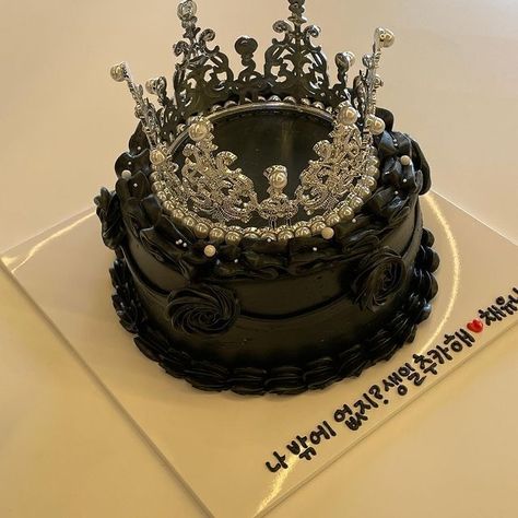 Dark Cake Aesthetic, Birthday Cake Dark Aesthetic, Crown Cake Ideas, Birthday Cake Crown, Lunchbox Cake, Big Birthday Cake, Round Birthday Cakes, Bolo Vintage, Different Types Of Cakes