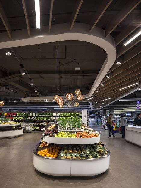 Spar supermarket displays groceries between curved wooden ribs Modern Supermarket, Luxury Supermarket, Supermarket Design Exterior, Super Market Design Architecture, Modern Supermarket Design, Supermarket Design Interior, Supermarket Display, Food Retail, Grocery Store Design