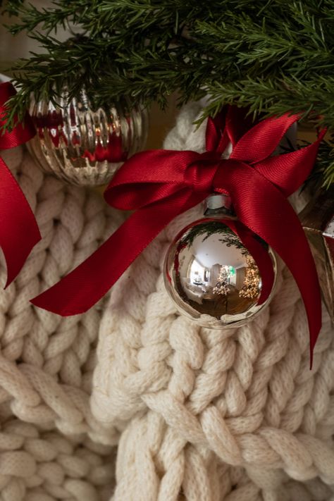 Red And White Christmas Aesthetic, Christmas Decor Ideas Red And White, Red And Silver Christmas Tree, Pioneer Christmas, Christmas Mantel Garland, Rustic Christmas Mantel, Red And White Christmas Decor, Holiday Mantel Decor, Mantel Garland