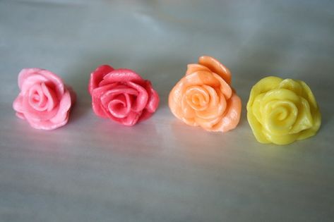 How to make a rose out  of Starburst lollies - Cake decorating TUTORIAL Starburst Candy, Lolly Cake, Candy Roses, Candy Flowers, Rose Tutorial, Cake Central, Gateaux Cake, New Cake, Childrens Birthday Cakes