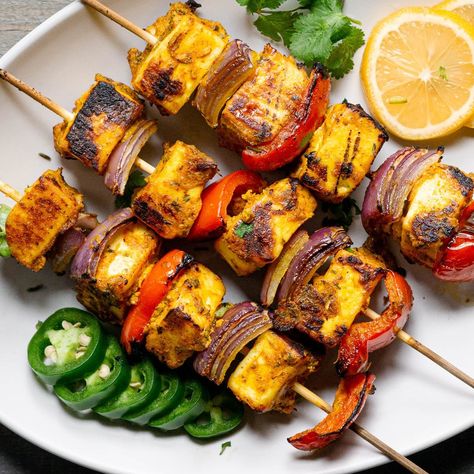 Paneer Skewers Recipe, Paneer Skewers, Tofu Kebab, Paneer Tikka Recipe, Vegetarian Main Meals, Kabob Marinade, Grilled Paneer, Paneer Cheese, Tikka Recipe