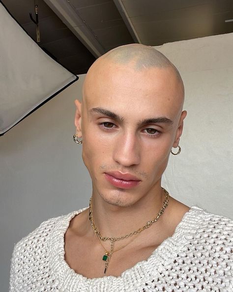 Bald Boy Aesthetic, Buz Cut, Bald Fashion, Shaved Head Styles, Bald Style, Bald Boy, Bald Beauty, Bald Look, Widow's Peak