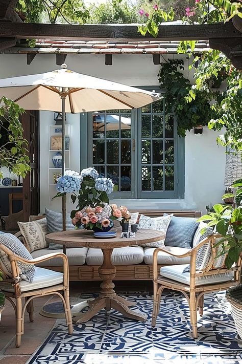 Coastal Patio Ideas, Back Deck Designs, Decoration Front Porch, Outdoor Dining Ideas, Chic Patio, Front Porch Plants, Patio Table Decor, Round Patio Table, Porch Landscaping