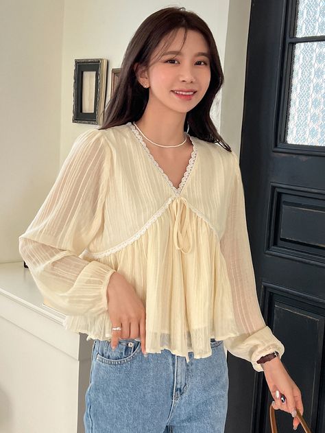 Pretty Long Sleeve Tops, Romantic Womens Fashion, Cute Peplum Tops, Feminine Tops Romantic, Flowy Shirt Outfit Summer, Cute Flowy Tops, Cute Blouse Outfits, Flowy Summer Tops, Flowy Top Outfit