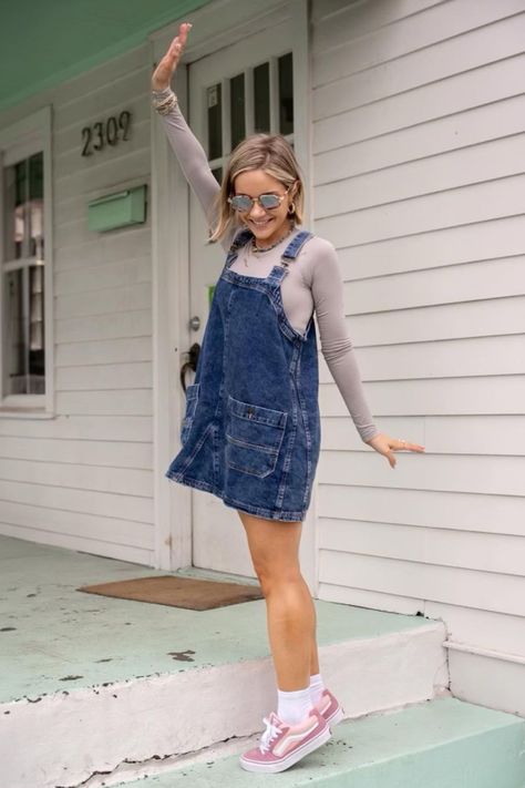 Check out this cute and casual spring outfit idea! All you need to do is combine a seamless long-sleeve with trendy denim overalls, and cute sneakers. Love the pop of pink in this neutral outfit! This simple, comfy look is perfect for everyday wear. Follow me for more spring fashion inspiration. Hunter Premo. Spring Outfit Inspo Trendy Denim Overalls, Spring Fashion Inspiration, Hunter Premo, Spring Outfit Idea, Casual Spring Outfit, Ideal Closet, Trendy Denim, Vintage Boho Fashion, Style Inspiration Spring