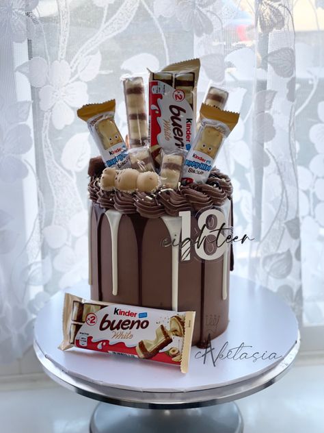 Everything cake Kinda Bueno Cake, Bueno Cake, 21st Cake, Buttercream Cakes, Candy Cake, Pretty Birthday Cakes, T Love, Boys Birthday, Easy Baking Recipes