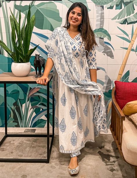 Bangladesh Outfit, Simple Indian Suits, Cotton Dresses Online, Cotton Saree Designs, Simple Kurta Designs, Beautiful Casual Dresses, Long Kurti Designs, Casual Indian Fashion, Desi Fashion Casual