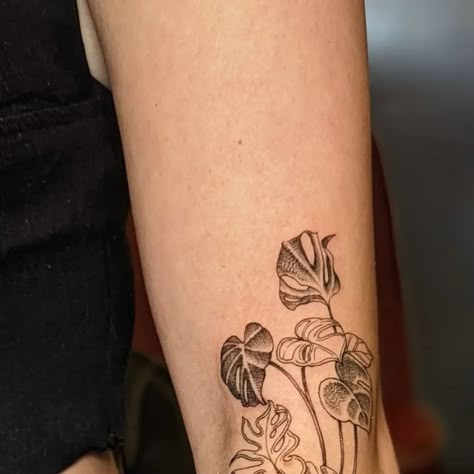 Monstera Leaf Tattoo Sleeve, Monstera Tattoos Leaves, Fine Line Plant Tattoo, Mum And Daughter Tattoos, Monstera Leaf Tattoo, Mum And Daughter Tattoo, Monstera Tattoo, Elf Tattoo, Plant Tattoos