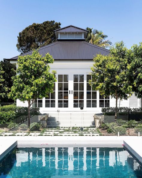 Stritt Design and Construction on Instagram: “A classic white weatherboard pool house draws reference from the main house at our recently completed Newport project. Design by Alex…” Pool Close To House, Resort Vibes, Cool Sheds, Luxurious Family, Backyard Guest Houses, Pool Cabanas, Modern Country Style, Florida Resorts, Beautiful Pools