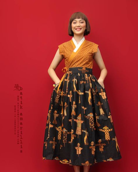 Batik Amarillis’s Areum dress Styled and cut with Men Hanbok ( Korean traditional clothing ) inspired meets Indonesia’s traditional textile , classy batik sogan sragen in batik kumpeni ‘ scarecrow’ and Kawung - you can wear it as dress and outer! available to order at Batik Amarillis’s www.batikamarillis-shop.com #batikamarillis#batikindonesia#madeinindonesia#embroidery#fashioneditorial#fashionphotography Hanbok Batik, Indonesia Traditional Clothes, Modern Hanbok Dress, Asian Style Clothes, Traditional Korean Clothing, Batik Amarillis, Batik Clothing, Korean Traditional Clothing, Glamour Dress