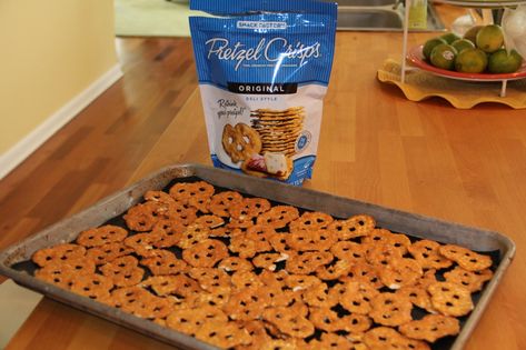 Pretzel Crisp Toffee, Noodles Lasagna, Pretzel Crisps Recipe, Party Meat, Christmas Toffee, Snack Factory Pretzel Crisps, Pretzel Chips, Crisp Desserts, Creamy Spinach Dip