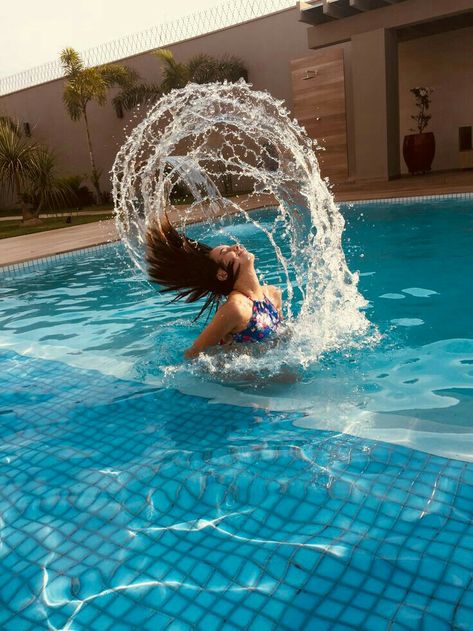 Swimming Pool Poses Instagram, Swimming Pool Photo Ideas, Poses Piscina, Swimming Photoshoot, Mermay Inspiration, Swimming Pool Photoshoot, Swimming Poses, Photogenic Poses, Swimming Pool Photography