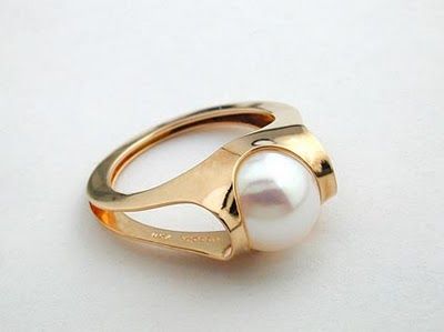 . Ring Pearl Modern, Jewelry Making Pearls, Gold Pearl Jewelry, Beads Ideas, Black Gold Jewelry, Gold Pearl Ring, Gold Ring Designs, Gold Pearl, White Pearl