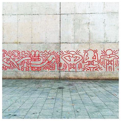 vera_bertran: "Part of Keith Haring restored mural at @macba_barcelona #keithharing #macba #barcelona #art #streetart #urbanart #beautiful #love #instagood #photooftheday" Red Aesthetic Photography, Barcelona Art, Europe Street, Barcelona Street, Spain Barcelona, Photo Recreation, Keith Haring, Red Aesthetic, Beautiful Love