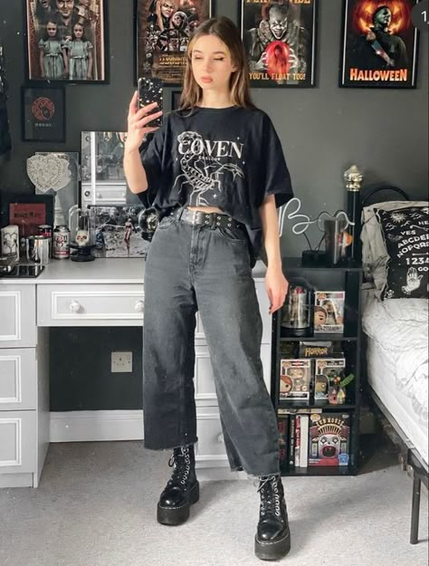 Alternative Fashion 2023, Casual Summer Goth Outfits, Alt Jeans Outfit, Alt Mom Aesthetic, Goth Outfits Jeans, Alternative Teacher Outfits, Chubby Grunge Outfits, Chubby Goth Outfit, Alt Mom