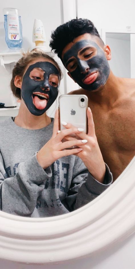 face masks type tings Boyfriend And Girlfriend Face Masks, Couples Doing Face Masks, Boyfriend Face Mask, Couple Mask Face, Face Mask With Boyfriend, Couples Face Masks Pictures, Couple Face Masks, Face Mask Couple, Couple Skincare