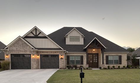 Exterior One Story Homes, House Remodeling Ideas Exterior, Black Roof House Exterior, Gray House Exterior, Ranch House Exterior, Dream Life House, House Dream, Ranch Style Homes, Ranch Style Home