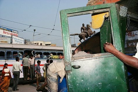 A Too-Perfect Picture - The New York Times Raghubir Singh, Asian Artwork, Photo Focus, Documentary Photography, Best Photographers, Modernism, Color Street, Metropolitan Museum Of Art, Metropolitan Museum