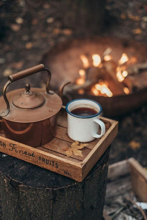 Weekend Getaways For Couples, Hygge Life, Surf Camp, Fall Mood, Camping Coffee, Winter Camping, Food Pin, Camping Food, Autumn Vibes