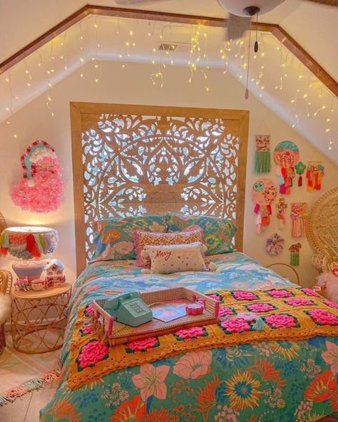 80's Room, Beautiful Bed Designs, Attic Bedrooms, Casa Vintage, Trendy Bedroom, Bohemian Bedroom, Room Makeover Bedroom, Dream Room Inspiration, Room Makeover Inspiration