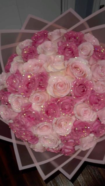 Roses Bouquet Gift, Luxury Flower Bouquets, Roses Book, Boquette Flowers, Flower Gift Ideas, Glitter Flowers, Flowers Bouquet Gift, Glitter Roses, Flower Therapy