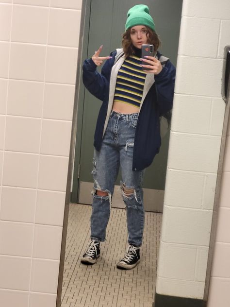 Turtle neck - striped sweater - boyfriend jeans - rain coat - beanie - blue - green School Rainy Day, Grunge Seattle, Outfit Check, 90s Grunge, Rainy Day, Seattle, Casual Outfits, Outfit Inspo