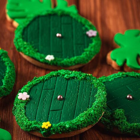 Lord Of The Rings Themed Snacks, Lord Of The Rings Cookies Decorated, Hobbit Party Favors, Lotr Cupcakes, Lord Of The Rings Cookies, Lord Of The Rings Party Decorations, Nerd Cookies, Fantasy Party Ideas, Door Cookies