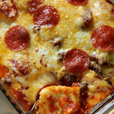 Cheese Burger Casserole, Pizza Ravioli, Burger Casserole, Ravioli Casserole, Chicken Casserole Dinners, Ravioli Bake, Hamburger Casserole, Ravioli Recipe, Pizza Casserole