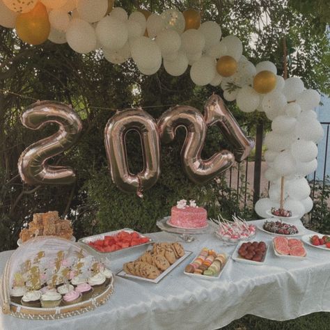 Easy Desserts For Grad Party, Graduation Party Ideas College Outdoor, Graduation Party Venues Ideas, Graduation Party At Home Ideas, Sweets Table Graduation Party, Graduation Party College Table, Minimalistic Graduation Party Decor, Grad Party Food Set Up, Restaurant Graduation Party Ideas