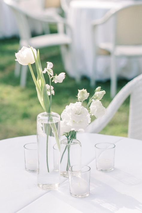 Single Bud Vase Centerpiece, White Floral Bud Vases, Vmfa Wedding, Cocktail Table Flowers, Tulip Bud Vase, Simple Tablescapes, Tivoli Wedding, Wedding Table Deco, Bud Vases Wedding