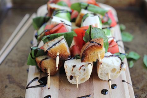 Best Ever Caprese Kabobs with Balsamic Glaze!! So easy to make and delicious! These kabobs are a super fun way to serve a traditional caprese salad to your family or guests! Keep them fresh, or throw them on the grill just for a second. Either way, they are delicious! Caprese Kabobs, Fruit Kebabs, Caprese Skewers, Kabob Recipes, Gf Bread, Snacks Für Party, Balsamic Glaze, Glaze Recipe, Idee Pasto Sano