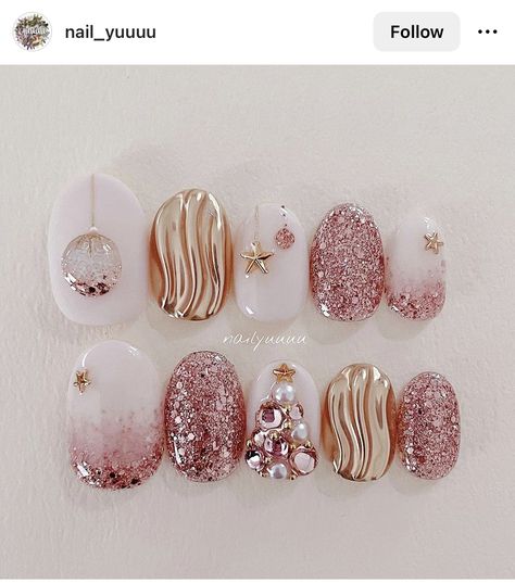 Nail Noel, Nail Art Noel, Sophisticated Nails, Stone Nail Art, Nail Piercing, December Nails, Nail Art For Beginners, Cute Christmas Nails, Classy Acrylic Nails