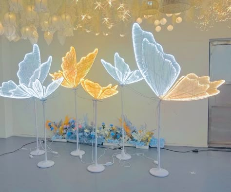 Led Butterfly, Giant Flowers Diy, Butterfly Lamp, Butterfly Lighting, Wedding Backdrop Design, Diy Decor Ideas, Diy Crafts Paper Flowers, Butterfly Theme, Home Diy Decor