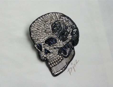 Skull Embroidery Designs, Beadwork Embroidery, Embroidery Bags, Seed Beading, Embroidery On Clothes, Punch Needle Embroidery, Sewing Pattern Design, Beaded Skull, Native American Beading