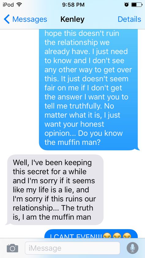 How my friend replied to the muffin man prank text. I AM CRYING FROM LAUGHING SO HARD!! Prank Texts Friends, Muffin Man Text Prank, Do You Know The Muffin Man Text, Bff Texts, Song Lyric Prank, Funny Texts To Boyfriend, Texts To Boyfriend, The Muffin Man, Funny Texts Pranks