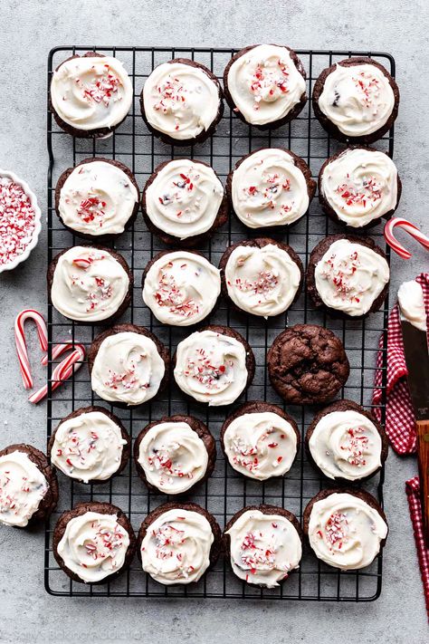 Learn how to make peppermint frosted chocolate cookies! These festive chocolate Christmas cookies are fudge-like and rich with extra soft centers. Top with creamy peppermint frosting and crushed candy canes. Recipe on sallysbakingaddiction.com Canes Recipe, Peppermint Frosting, Chocolate Christmas Cookies, Chocolate Peppermint Cookies, Best Holiday Cookies, Chocolate Festival, Chocolate Cookie Dough, Frozen Cookie Dough, Chocolate Crinkle Cookies