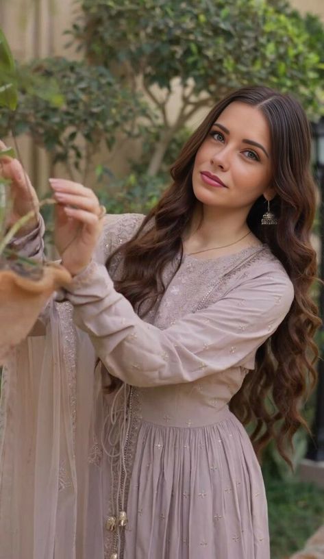 Aena Khan Outfit, Pakistani Celebrities Dresses, Aena Khan, برج الميزان, Desi Dress, Pakistani Fashion Casual, Desi Fashion Casual, Pakistani Fancy Dresses, Pakistani Dresses Casual